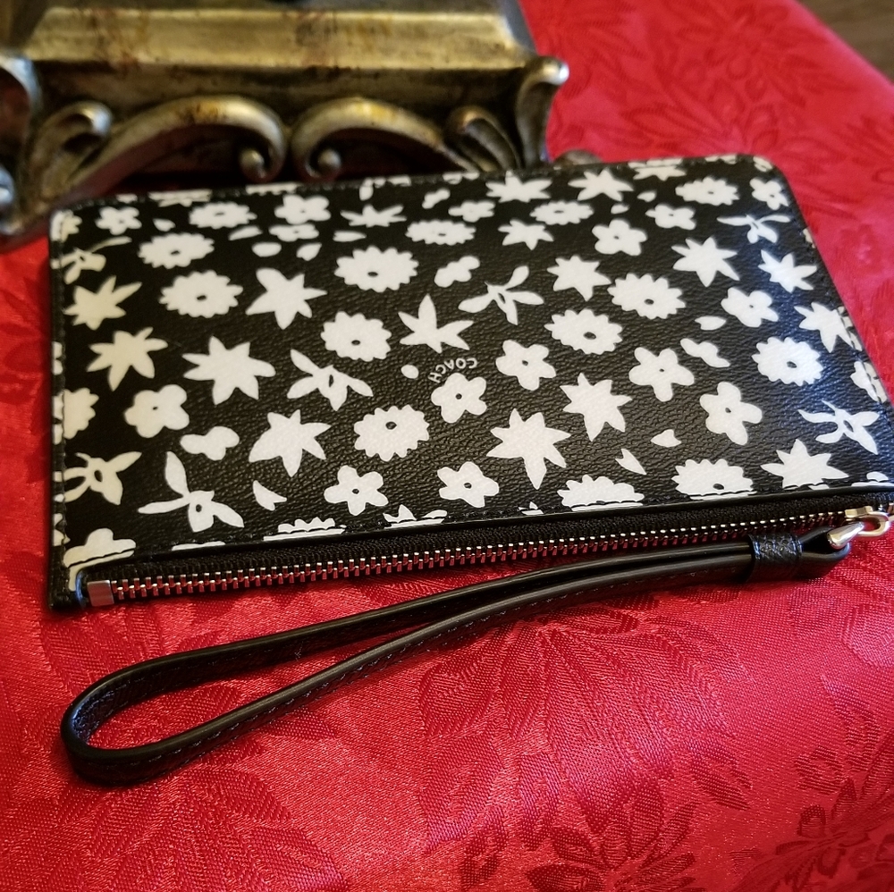 Coach Springtime wristlet - Picture 3 of 5